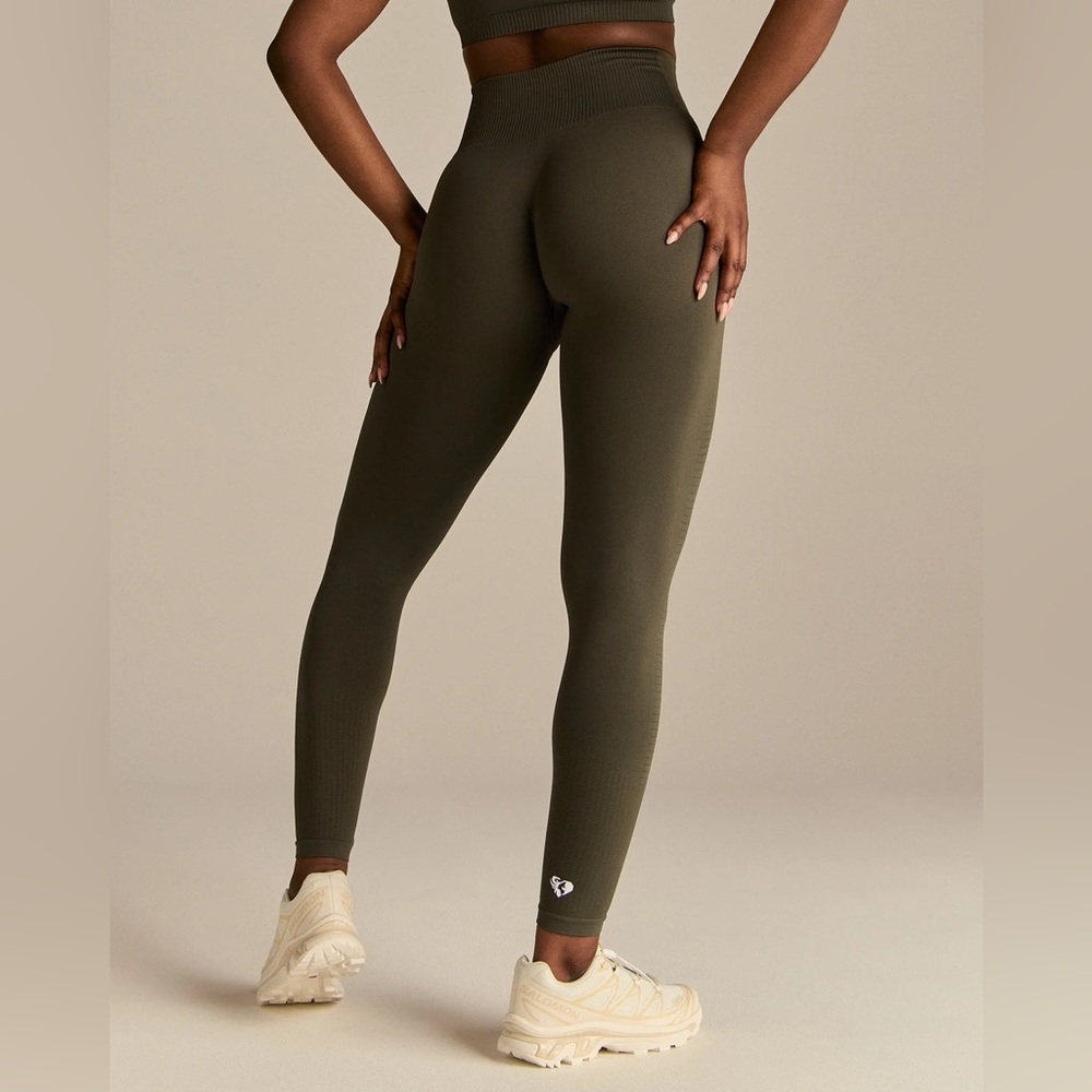 Women’s Best Olive Green High-waisted Leggings

Tag was rip but never worn.